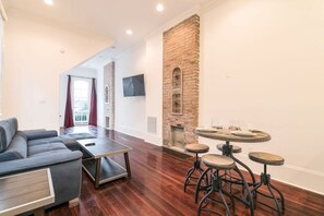 Interior - 20% OFF Monthly | 10% OFF Weekly-Charming 2BR on Carondelet by Hosteeva (New Orleans)