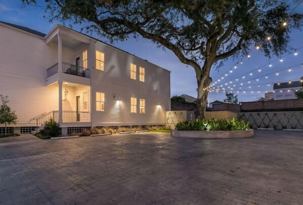 Exterior - 20% OFF Monthly | 10% OFF Weekly-Charming 2BR on Carondelet by Hosteeva (New Orleans)