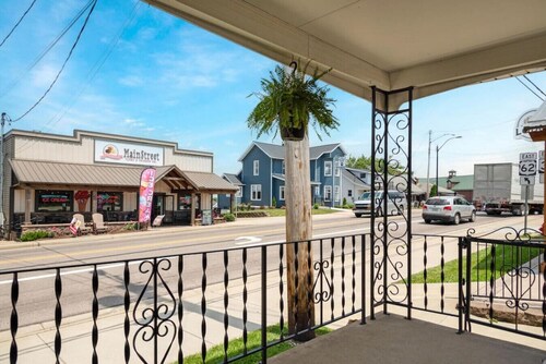 Raber House · Sleep up to 9 on Main Street - Raber House