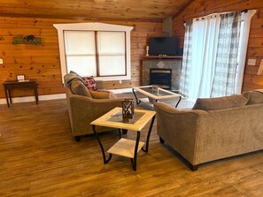 TV, books, offices - Serene 3BD Equestrian Cabin, Close to TIEC, Pet-Friendly (Tryon)