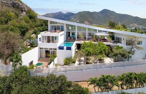 Top of Pelican Key! Spectacular sea views, near beaches, Wifi, parking, private