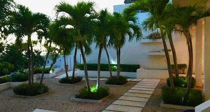 Top of Pelican Key! Spectacular sea views, near beaches, Wifi, parking, private