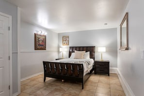 4 habitaciones, tabla de planchar con plancha y ropa de cama
