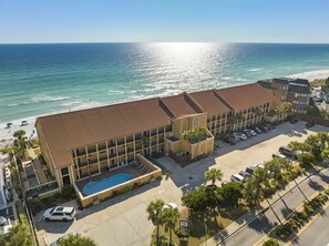 Un hôtel doté d'une piscine, offrant une vue sur la plage et disposant d'un parking.