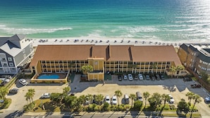 Ein Hotel mit Pool, Meerblick und Parkplatz.