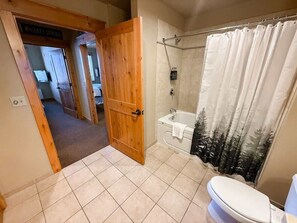 Combinazione doccia/vasca, asciugacapelli, asciugamani