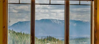 Ski In / Ski Out Condo, Amazing Views, Sleeps 8!