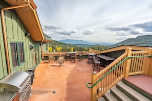 Terrace/patio - Ski In / Ski Out Condo, Amazing Views, Sleeps 8! (Whitefish)