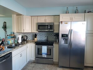 Fridge, microwave, stovetop, dishwasher