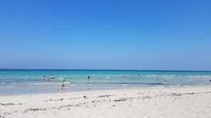 A beach with clear blue water and a sandy shore. - Remodeled Beach House 4/4 less than a block to beautiful HOLLYWOOD BEACH! (Hollywood)