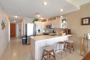 Fridge, microwave, oven, stovetop - Sonoran Spa W608 - 2 BR Next to the Pool, High Speed Wi-Fi - Beachfront Upper Floor Luxury Condo (Puerto Peñasco)