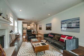 Smart TV, chimenea, videojuegos y estéreo 