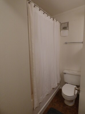 Combined shower/tub, hair dryer, towels - Sunny room close to trails, town and taverns (Sedona)