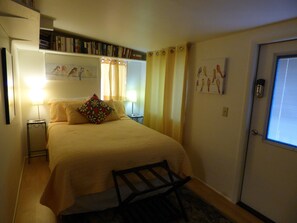 1 bedroom, travel cot, free WiFi, bed sheets - Sunny room close to trails, town and taverns (Sedona)