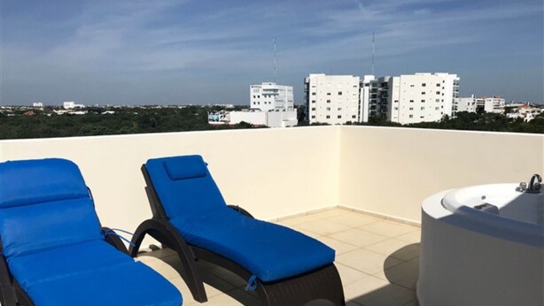 Sun deck - 3BR Luxury Penthouse With Amazing Views of the City and the Hotels (Cancun)