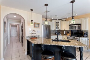 Fridge, microwave, oven, stovetop - 08- Escape to the EMERALD COAST in this beautiful condo (Destin)