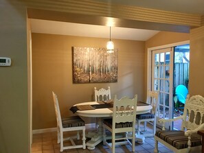 Dining - Chic 2/2 Cottage -the ultimate Tampa location (Tampa)