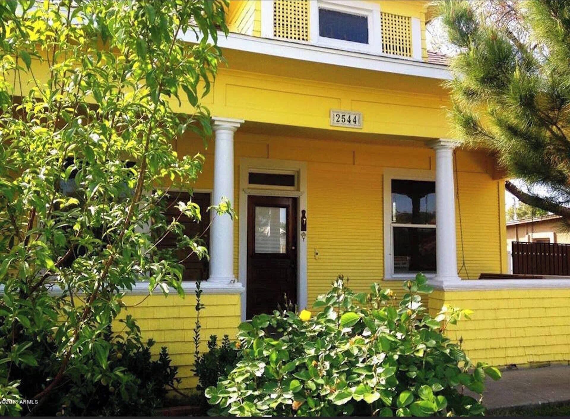 Charming Yellow house! 