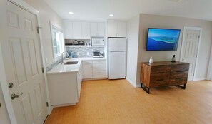 Fridge, microwave, stovetop, coffee/tea maker - Elegant & Peaceful, Minutes Away From The Beach & Airport! (Kailua-Kona)