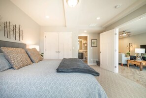 3 bedrooms, iron/ironing board, free WiFi, bed sheets - Beautiful and Private Guest Apartment - Close to USAFA & Garden of the Gods! (Colorado Springs)