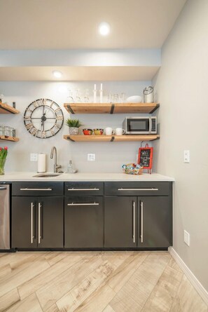 Full-size fridge, microwave, oven, dishwasher - Beautiful and Private Guest Apartment - Close to USAFA & Garden of the Gods! (Colorado Springs)