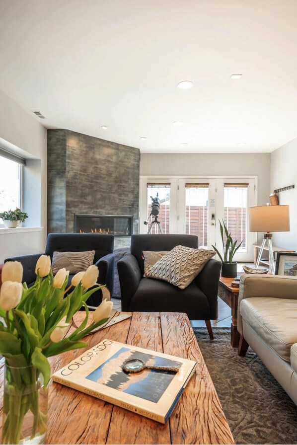 Smart TV, fireplace, DVD player, books - Beautiful and Private Guest Apartment - Close to USAFA & Garden of the Gods! (Colorado Springs)