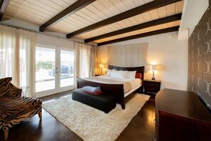 4 habitaciones, escritorio y tabla de planchar con plancha 