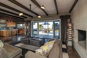 Televisión, chimenea, estéreo y oficina 