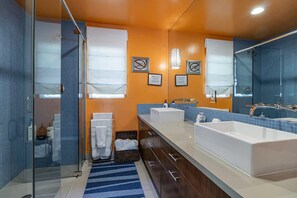 Second bathroom, shared by Bedrooms 2 and 3 - Furnished Bravo TV Home · Pool, Spa & City Views (Glendale)