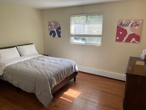 4 bedrooms, iron/ironing board, WiFi, bed sheets - Charming vacation home in Narragansett (Narragansett)