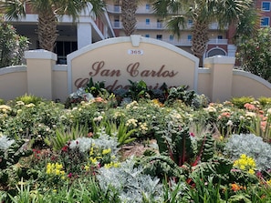 Property grounds -  Beachfront condo 3B/3B Gulf Shores, AL Large Balcony,Walk to restaurants/stores (Gulf Shores)