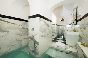 Combined shower/tub, hair dryer, bidet, towels - The Most Panoramic Villa In The Center Of Positano (Positano)