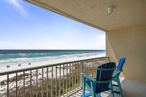 Property grounds - 206- Sand on your feet, drink in your hand, COME ENJOY THE SUN with us! (Destin)