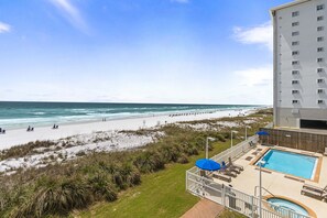 A heated pool - 206- Sand on your feet, drink in your hand, COME ENJOY THE SUN with us! (Destin)