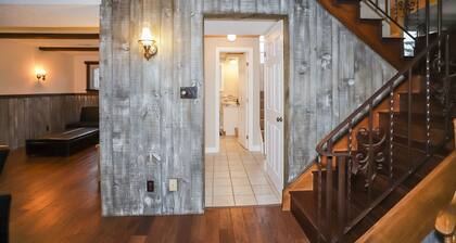 Mid-Century Cottage in Historic Old Town Niagara on the Lake, walk to amenities.