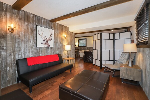 Smart TV, chimenea y libros 