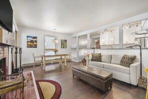 TV, fireplace, stereo