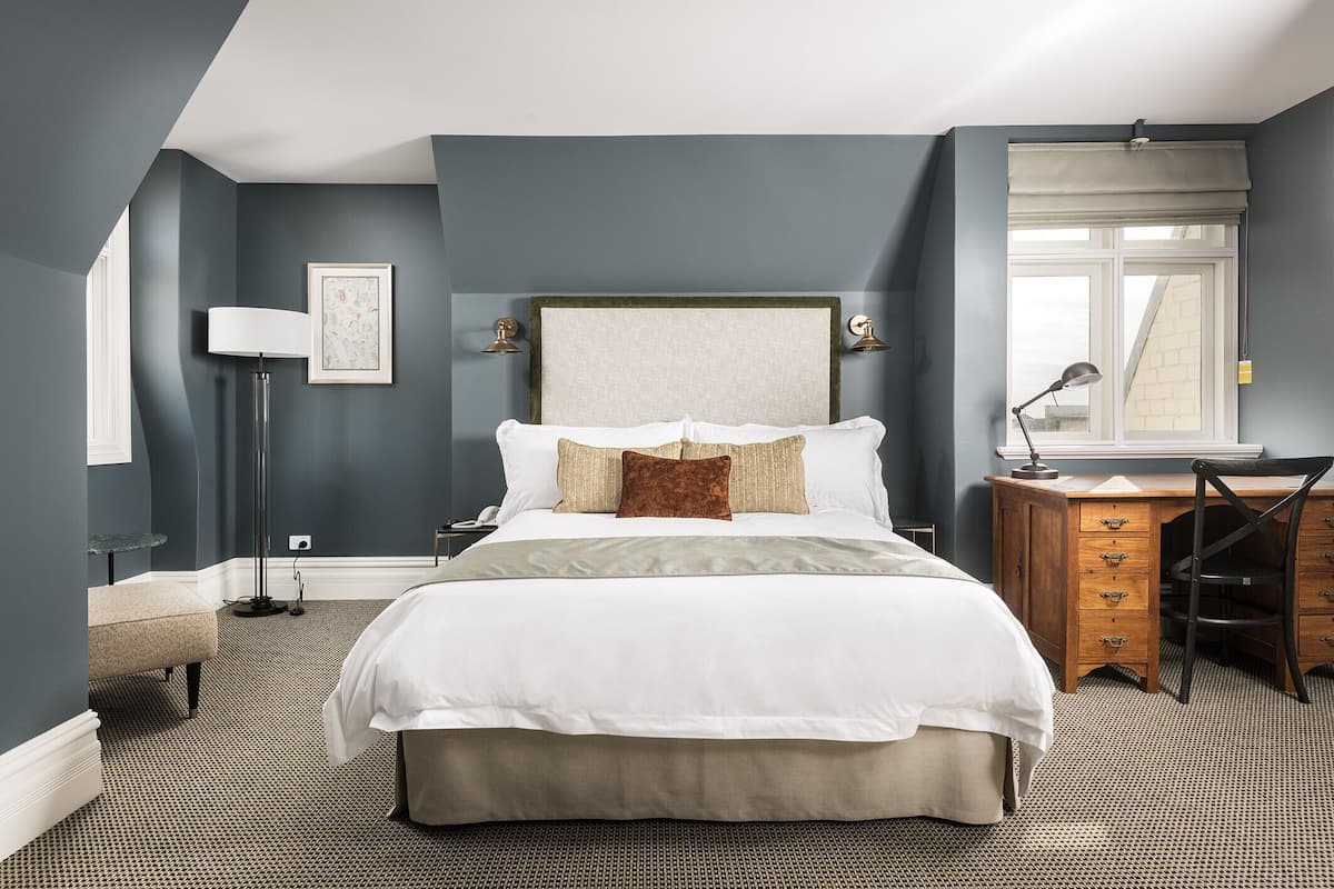 Deluxe Queen Room | 1 bedroom, premium bedding, minibar, in-room safe