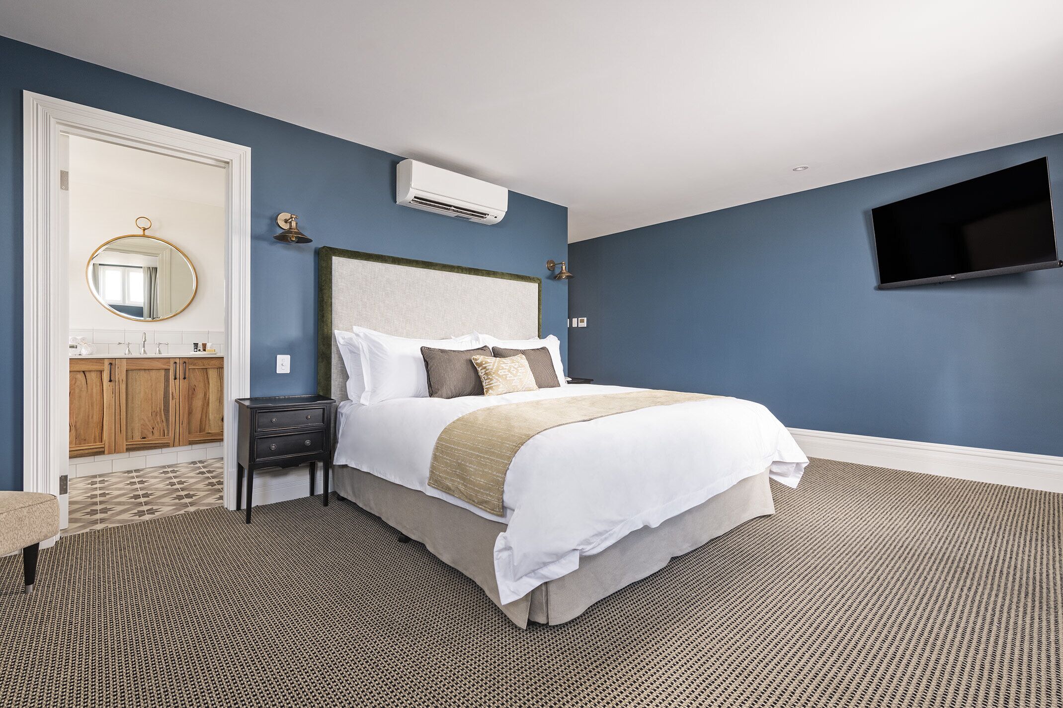 deluxe suite, 1 king bed | 1 bedroom, premium bedding, minibar, in-room safe