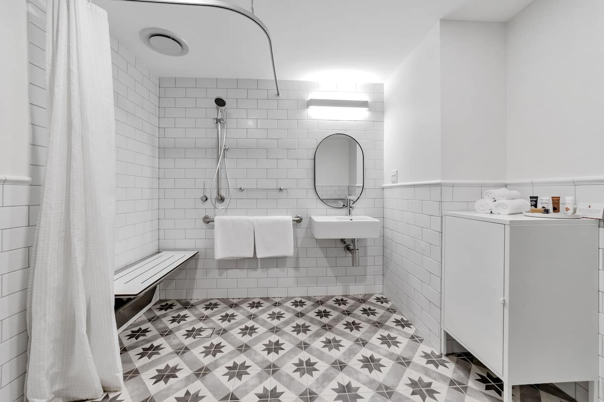 deluxe double room, accessible | bathroom | free toiletries, hair dryer, bathrobes, towels