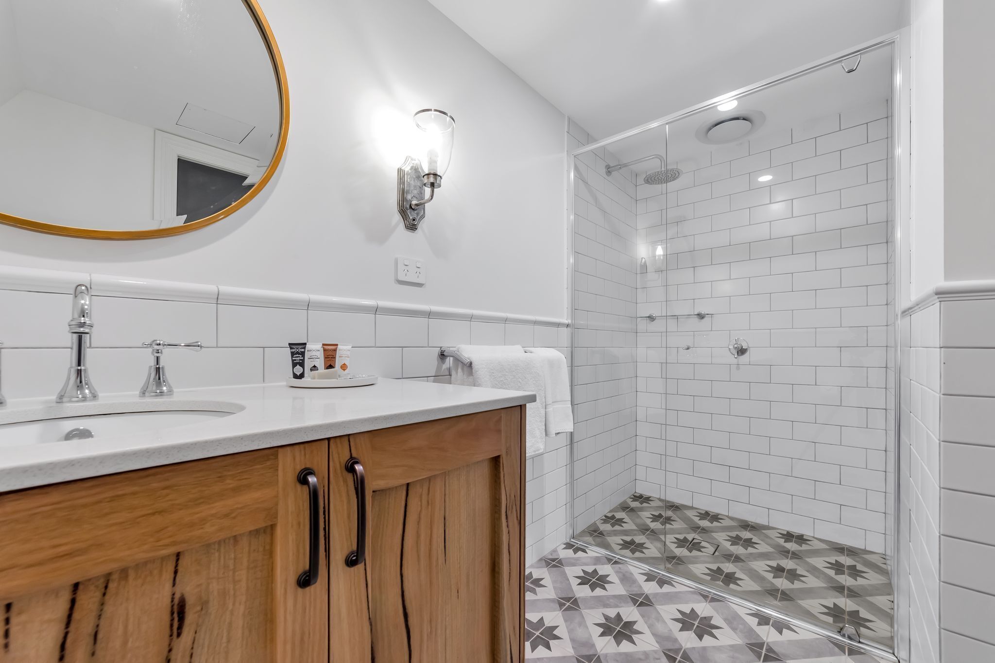 double room | bathroom | free toiletries, hair dryer, bathrobes, towels