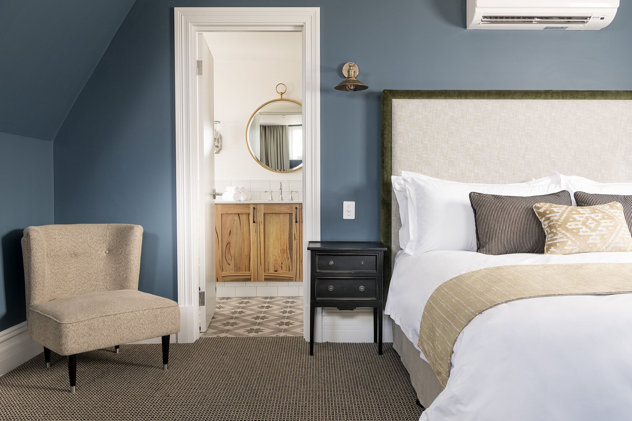 deluxe suite, 1 king bed | 1 bedroom, premium bedding, minibar, in-room safe