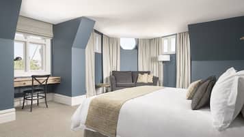 Suite Deluxe, 1 cama de matrimonio grande | 1 dormitorio, ropa de cama de alta calidad, minibar y caja fuerte