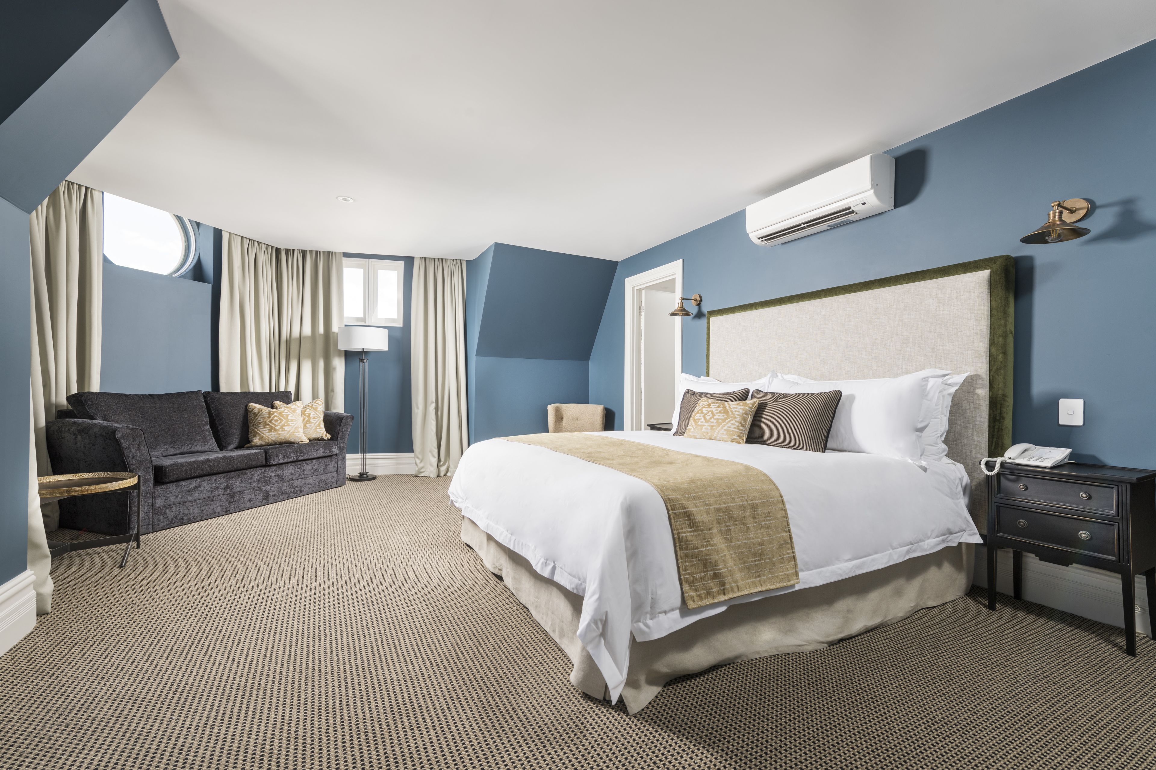 deluxe suite, 1 king bed | 1 bedroom, premium bedding, minibar, in-room safe