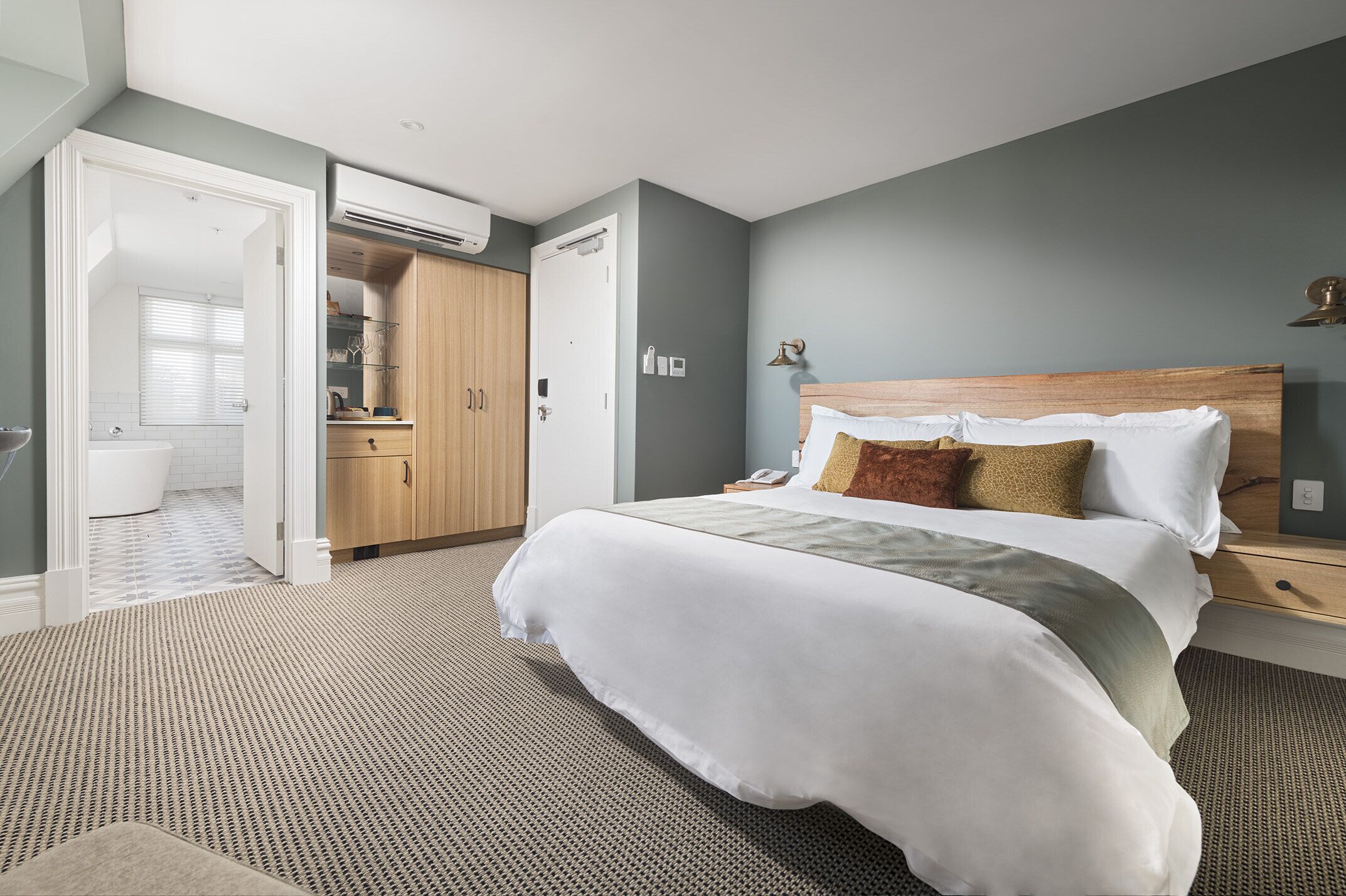 deluxe queen room | 1 bedroom, premium bedding, minibar, in-room safe