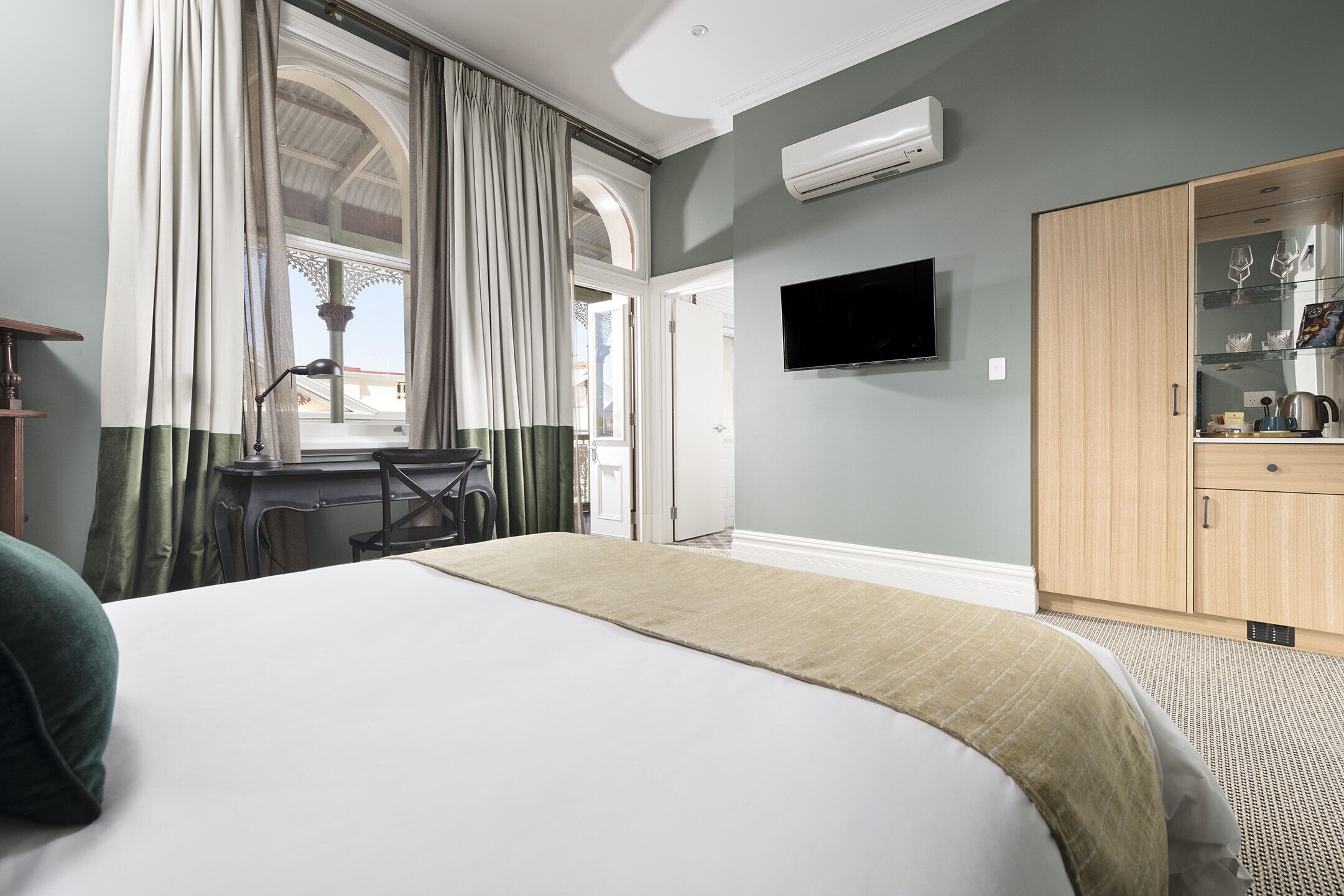 deluxe queen with balcony | 1 bedroom, premium bedding, minibar, in-room safe