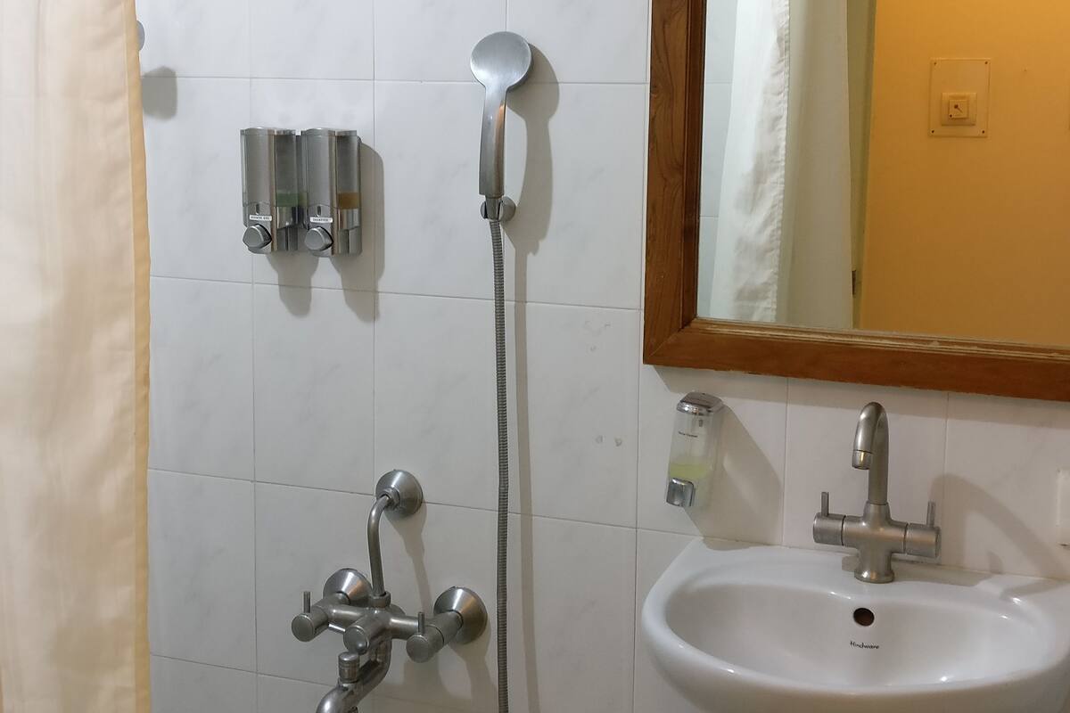 standard room, 1 bedroom, non smoking | 1 bedroom, premium bedding, in-room safe, desk