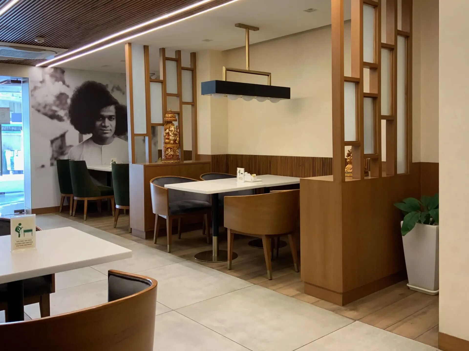 Der serveres morgenmad, frokost, aftensmad og brunch