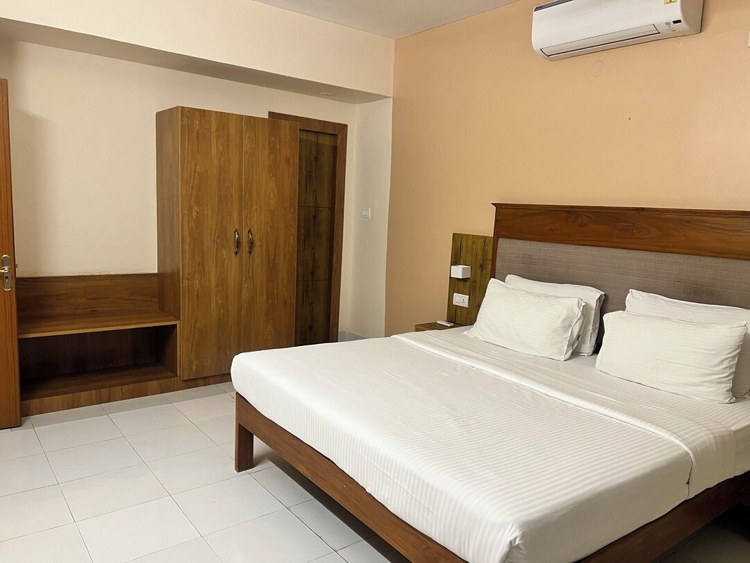 Junior Suite | 1 bedroom, premium bedding, in-room safe, desk