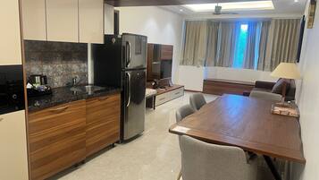 Superior Suite, City View | In-room dining